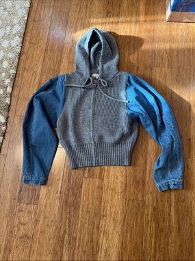 Cropped Hooded Zip-Front Sweater  with Denim Sleeves - Gray/Blue